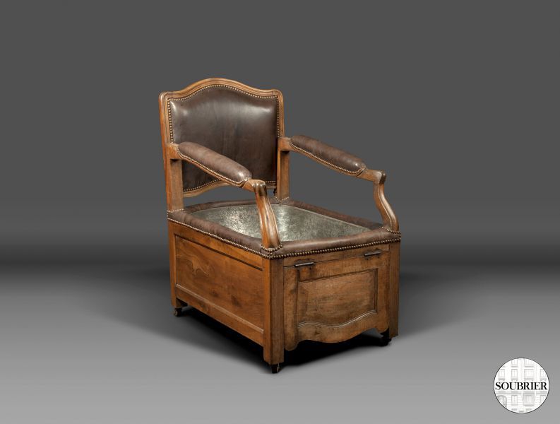 Fauteuil baignoire en bois et en cuir, avec un dossier rabattable, signé de Hache, d'époque Louis XV © Soubrier