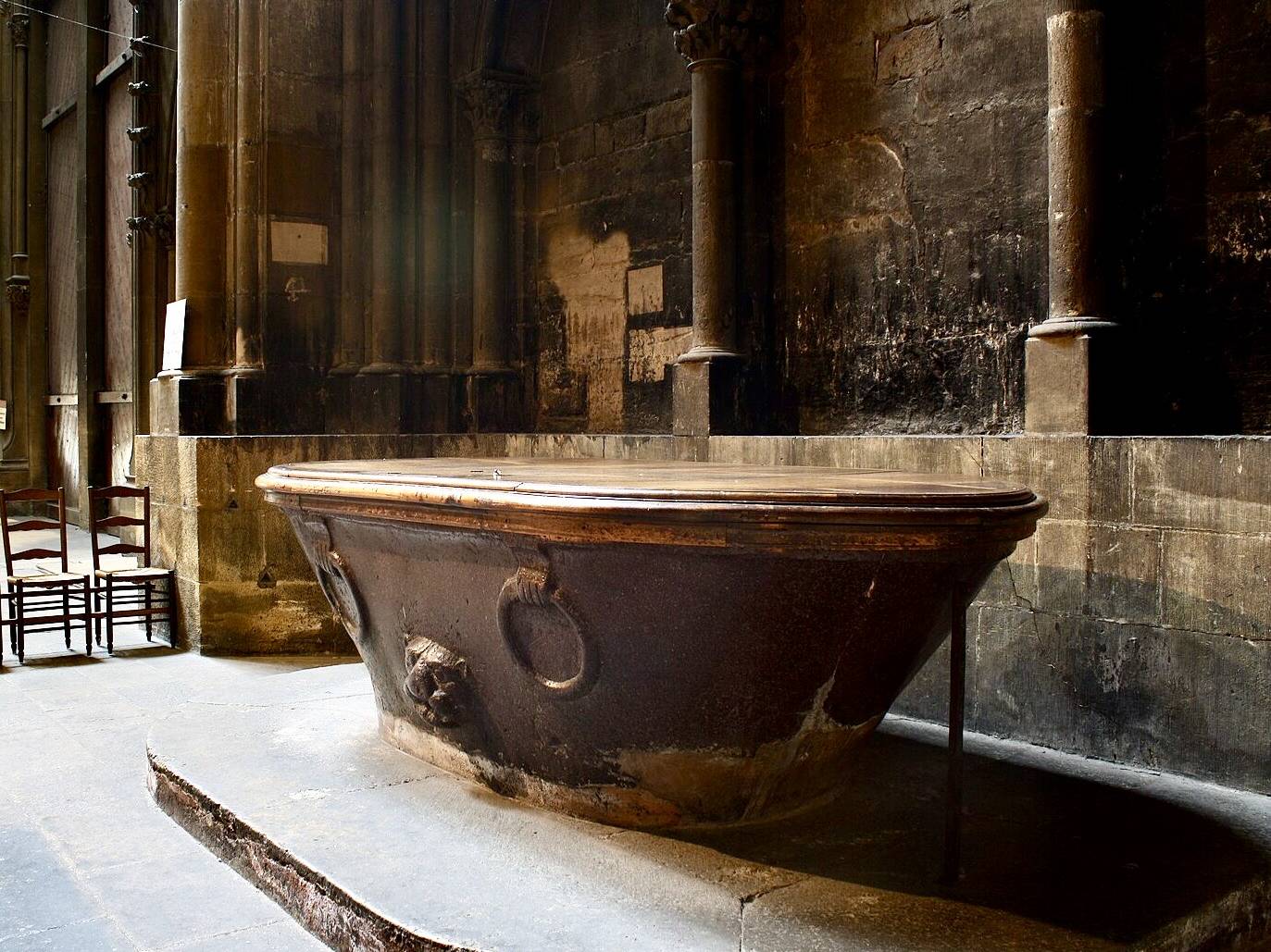 Bassin ou baignoire antique en porphyre formant les fonds baptismaux de la cathédrale de Metz.