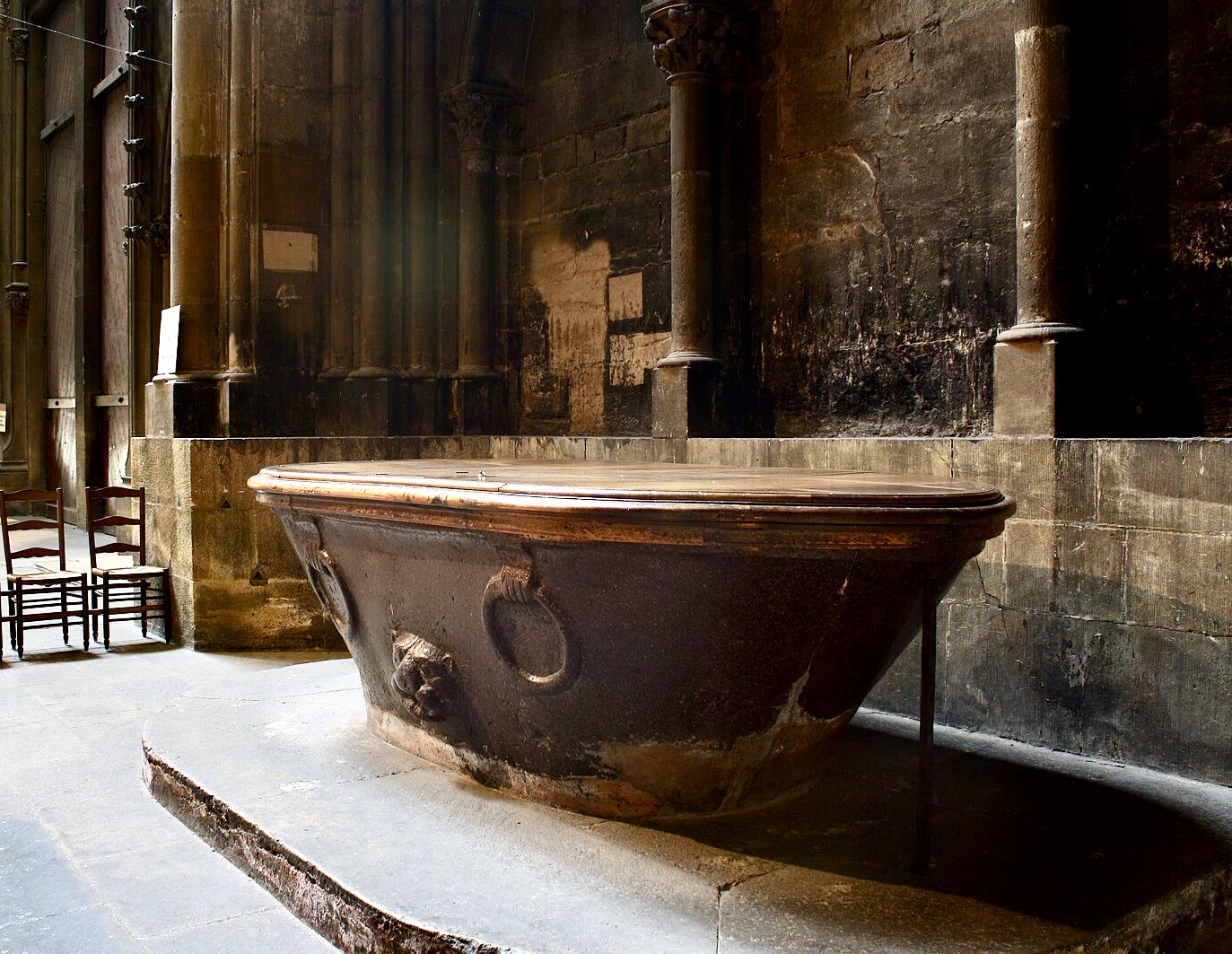 Bassin ou baignoire antique en porphyre formant les fonds baptismaux de la cathédrale de Metz.