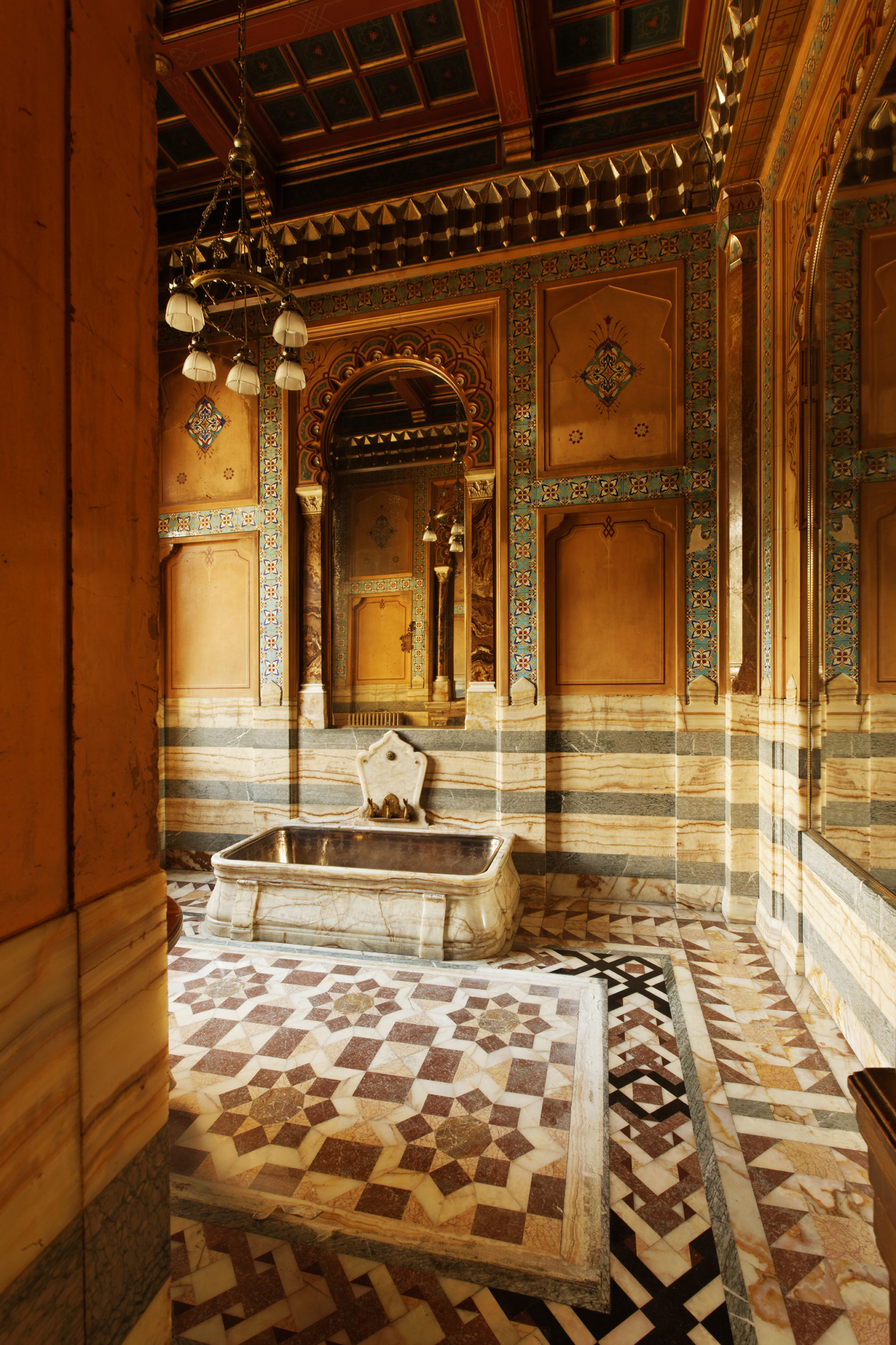 Baignoire en onyx de la Païva. Trois robinets alimentent le bassin, un pour l’eau chaude, l’autre pour l’eau froid, le troisième est probablement un mélangeur © Musée des Arts Décoratifs