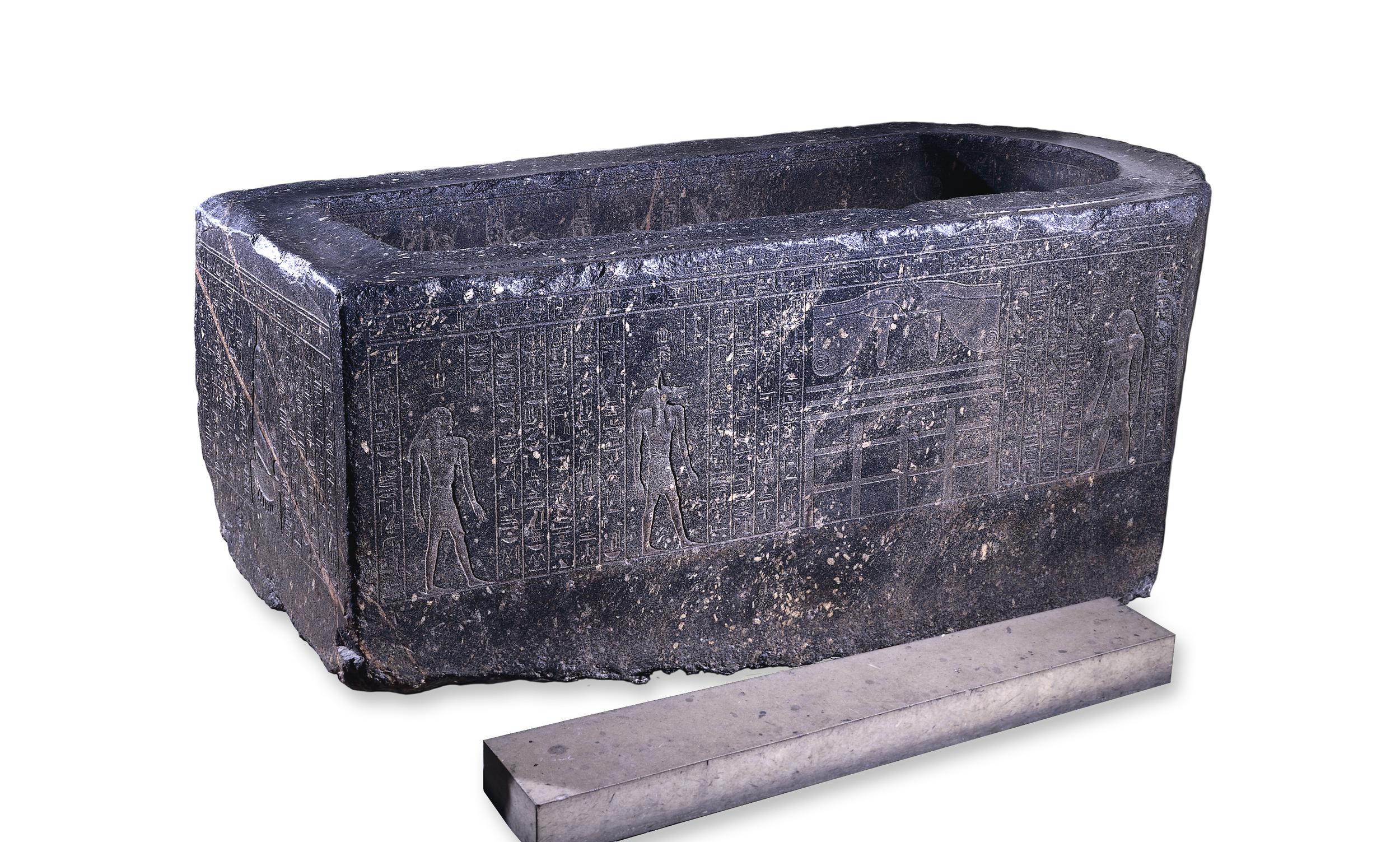 Sarcophage en granit (devenu baignoire à l’époque médiévale), XXVIe dynastie, VIe siècle avant notre ère © The Trustees of the British Museum