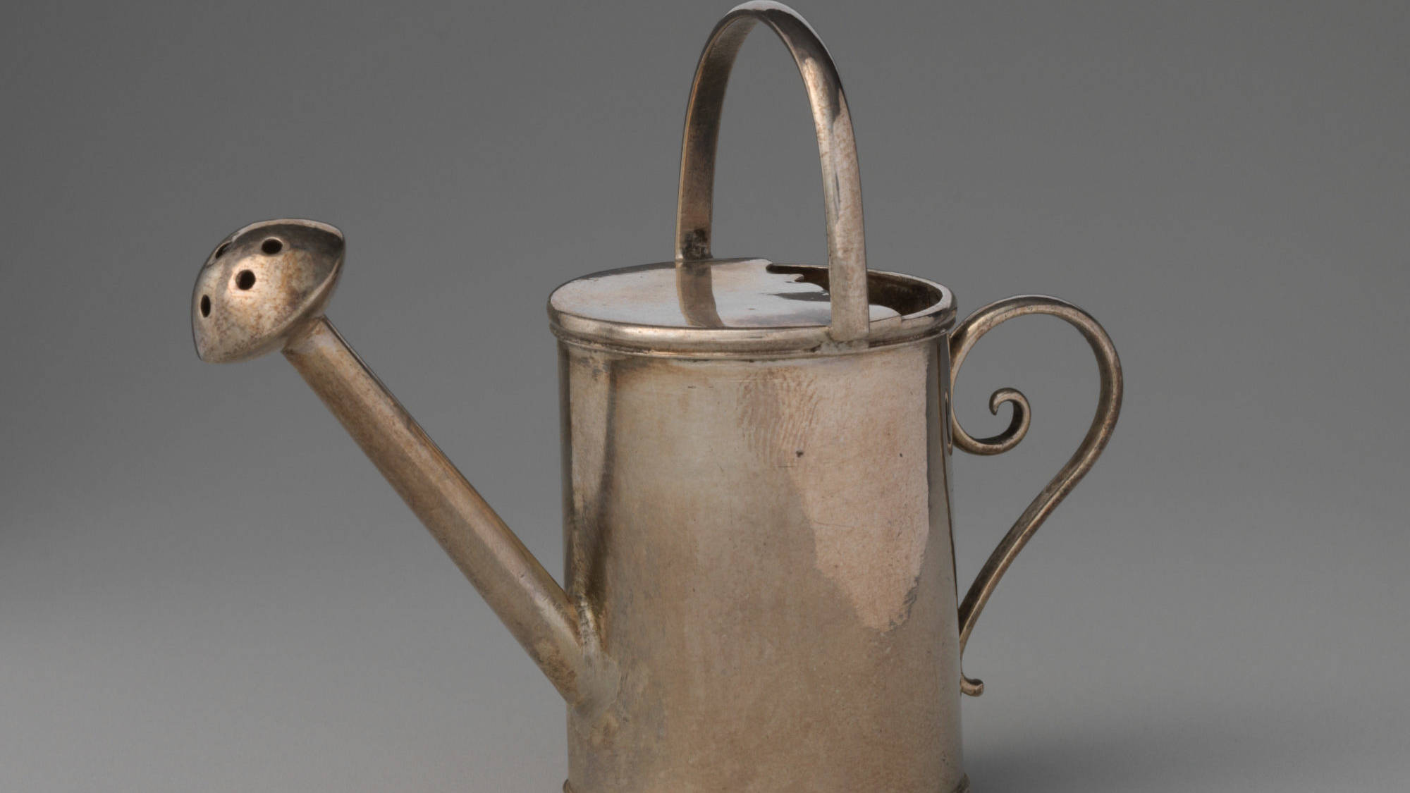 David Clayton, arrosoir miniature en argent. Angleterre, circa 1720–30 © MET Museum