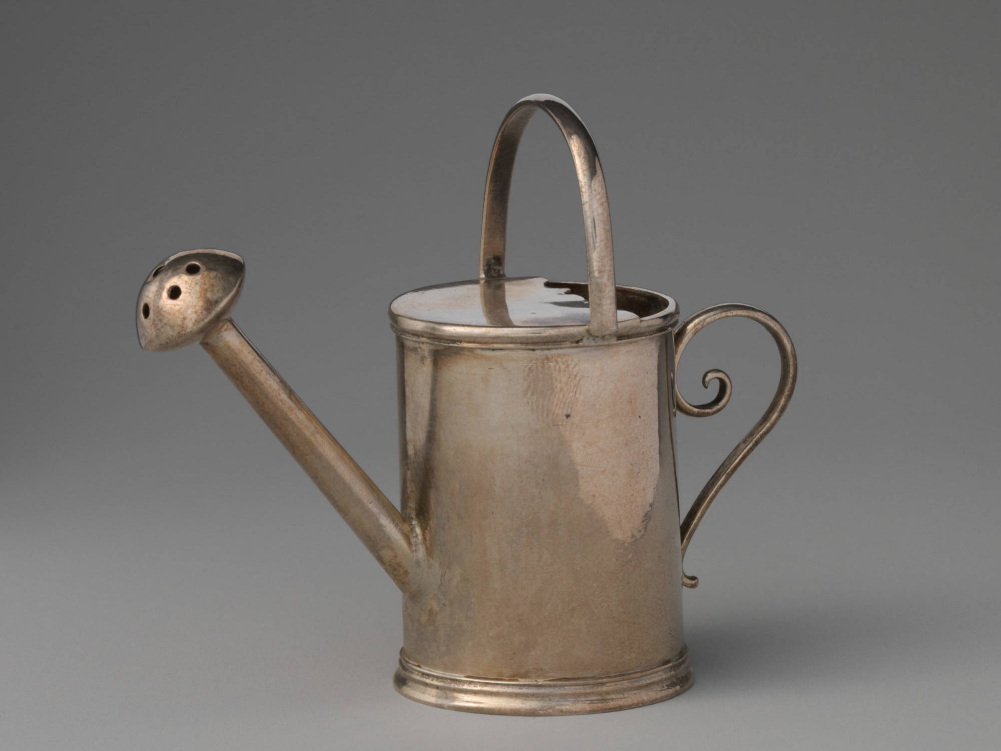 David Clayton, arrosoir miniature en argent. Angleterre, circa 1720–30 © MET Museum